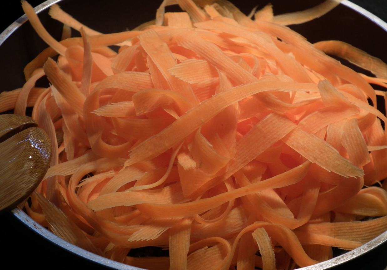 Spaghetti z marchwi z grillowanym tuńczykiem.  foto