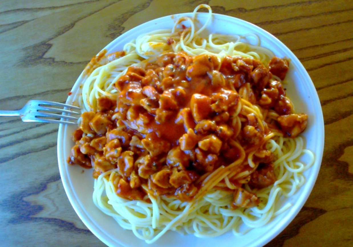 Spaghetti z marynowanym mięsem foto