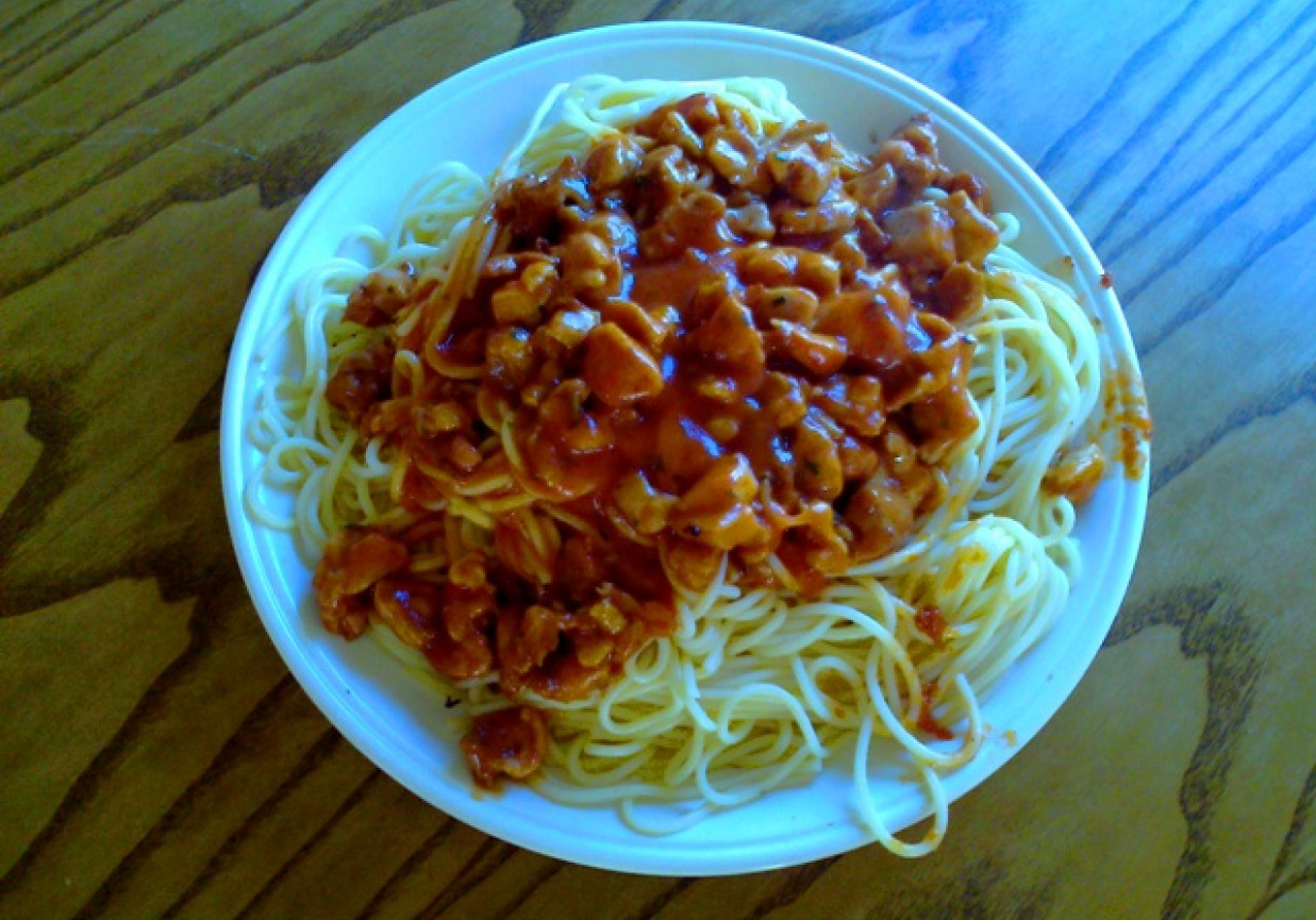 Spaghetti z marynowanym mięsem foto