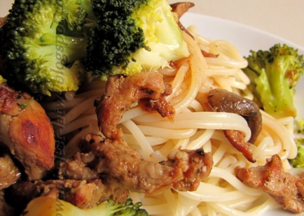 Fotografia przedstawiająca Spaghetti z mięsem duszonym i brokułem