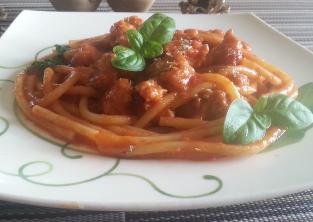 Fotografia przedstawiająca Spaghetti   z mięsem i  bazylią