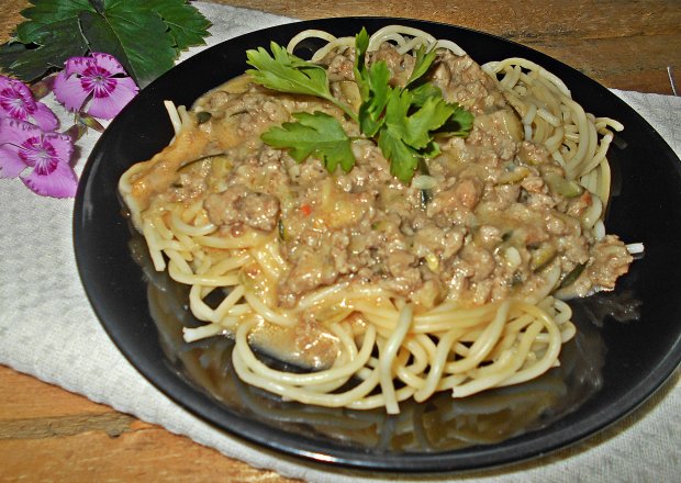 Fotografia przedstawiająca Spaghetti z mięsem i cukinią w sosie śmietanowym