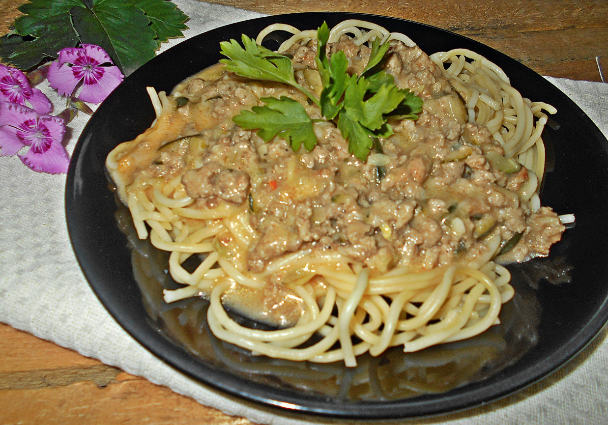 Spaghetti z mięsem i cukinią w sosie śmietanowym foto