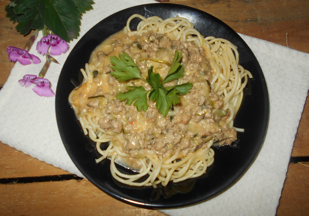 Spaghetti z mięsem i cukinią w sosie śmietanowym foto