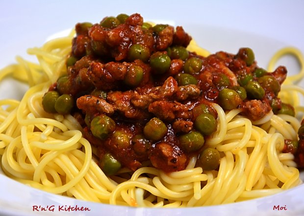 Fotografia przedstawiająca Spaghetti z mięsem i groszkiem