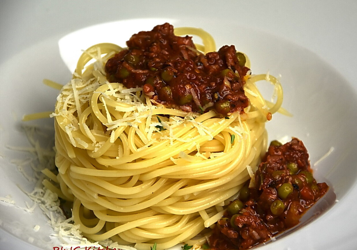 Spaghetti z mięsem i groszkiem foto
