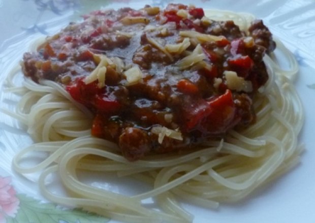 Fotografia przedstawiająca Spaghetti z mięsem i papryką