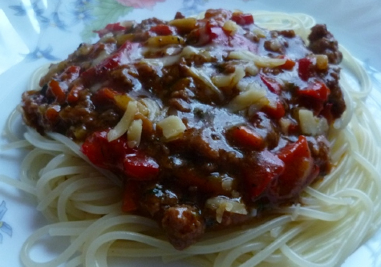 Spaghetti z mięsem i papryką foto