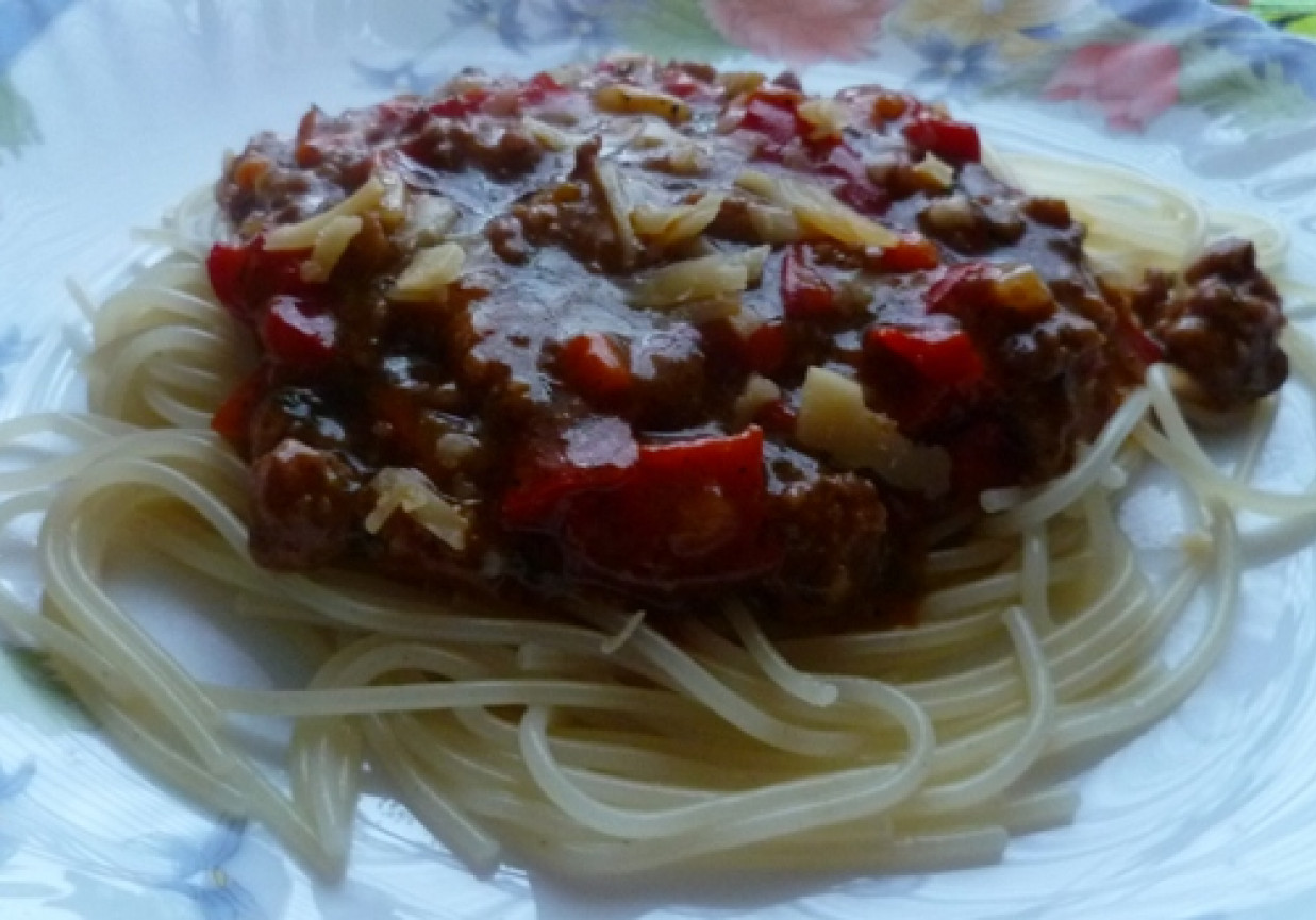 Spaghetti z mięsem i papryką foto