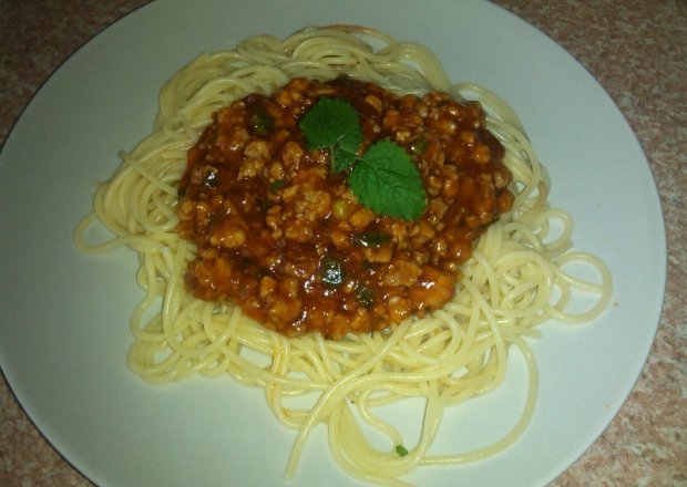 Fotografia przedstawiająca Spaghetti z mięsem i suszonymi pomidoram