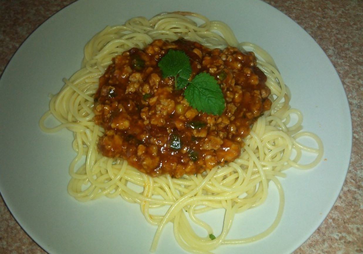 Spaghetti z mięsem i suszonymi pomidoram foto