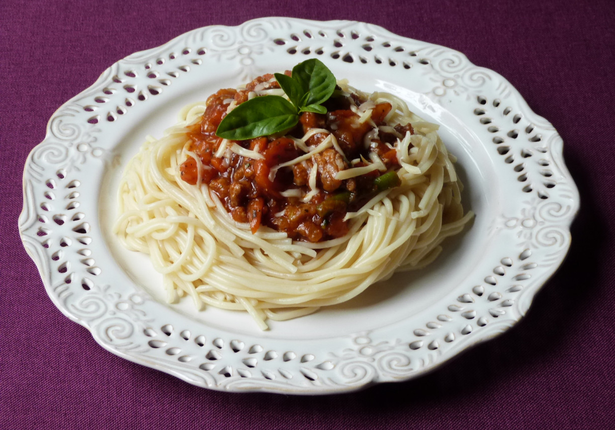 Spaghetti z mięsem i warzywami foto