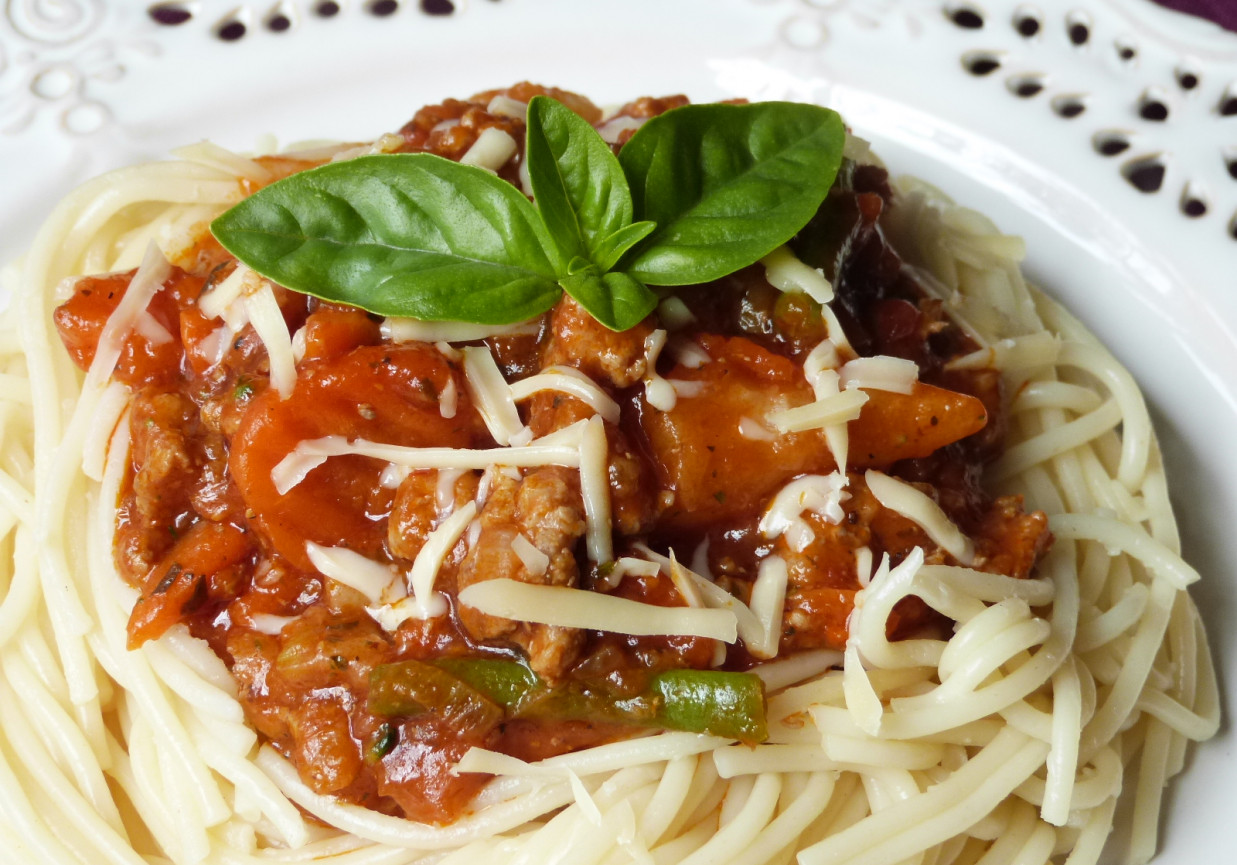 Spaghetti z mięsem i warzywami foto
