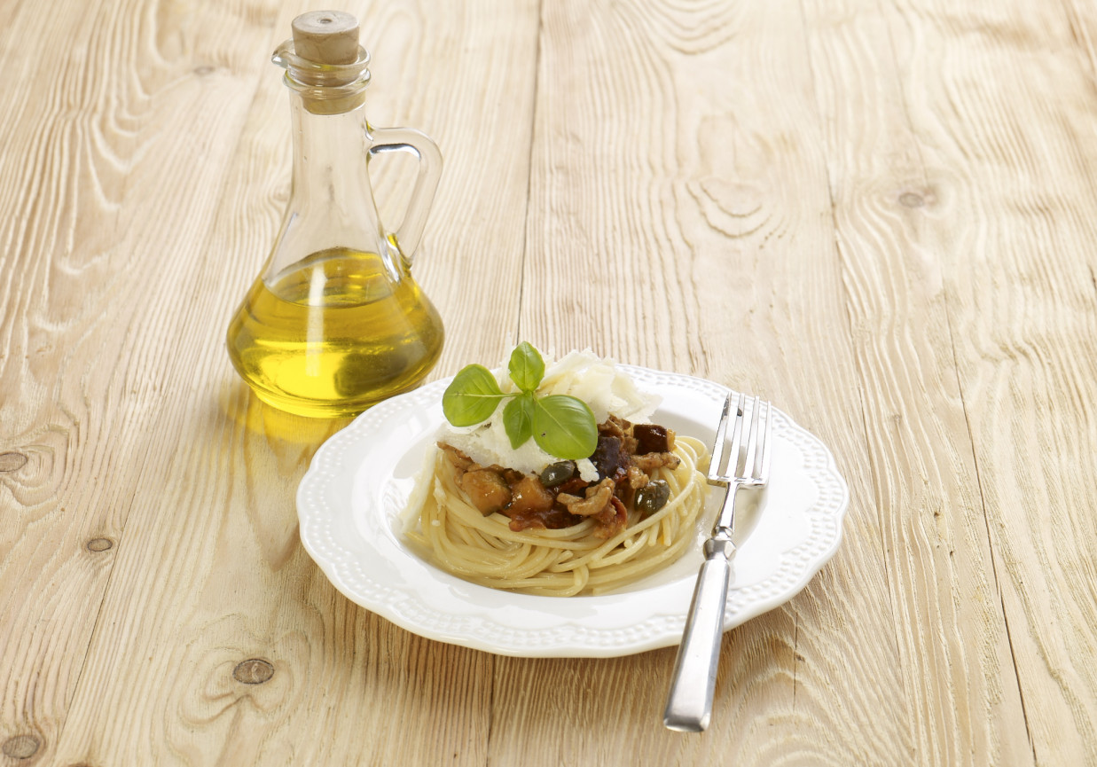 Spaghetti z mięsem mielonym, bakłażanem i suszonymi pomidorami foto