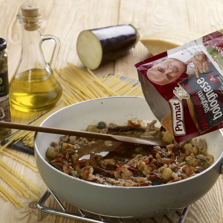 Krok 3 - Spaghetti z mięsem mielonym, bakłażanem i suszonymi pomidorami foto