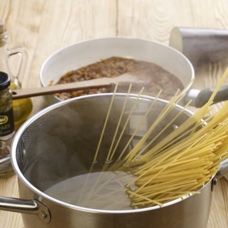 Krok 4 - Spaghetti z mięsem mielonym, bakłażanem i suszonymi pomidorami foto
