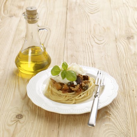 Krok 5 - Spaghetti z mięsem mielonym, bakłażanem i suszonymi pomidorami foto