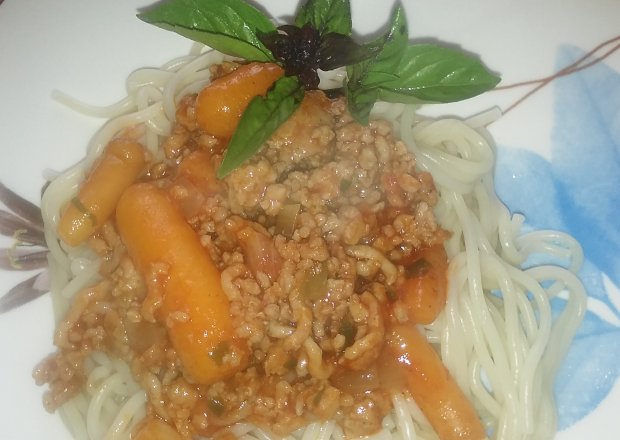 Fotografia przedstawiająca Spaghetti z mięsem mielonym i marchewkami