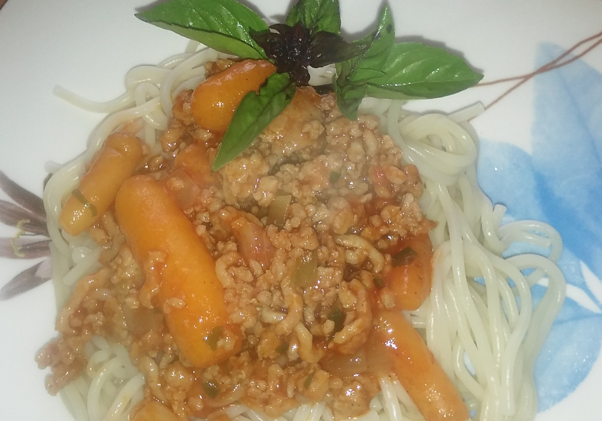 Spaghetti z mięsem mielonym i marchewkami foto