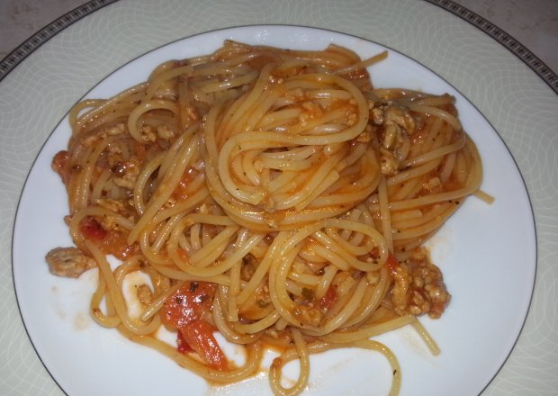 Fotografia przedstawiająca Spaghetti z mięsem mielonym i passatą pomidorową