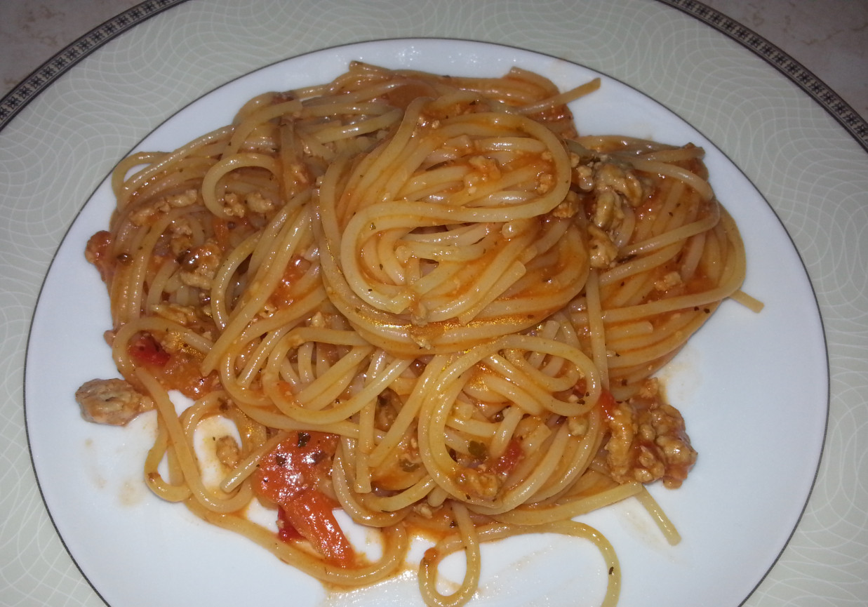 Spaghetti z mięsem mielonym i passatą pomidorową foto