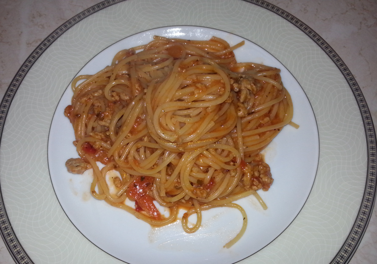 Spaghetti z mięsem mielonym i passatą pomidorową foto