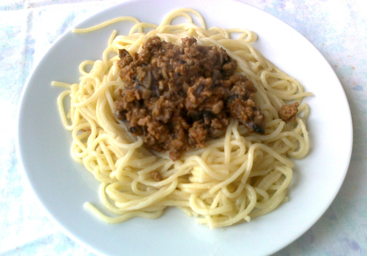 Spaghetti z mięsem mielonym i pieczarkami foto