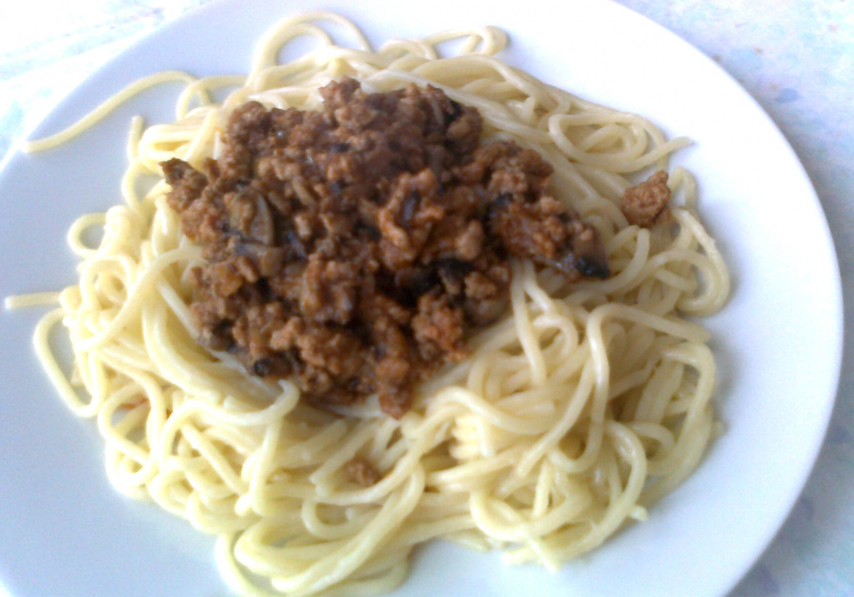 Spaghetti z mięsem mielonym i pieczarkami foto