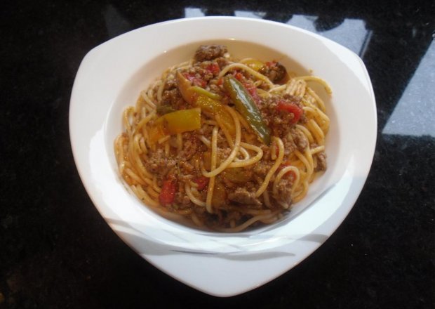 Fotografia przedstawiająca Spaghetti z mięsem mielonym i warzywami