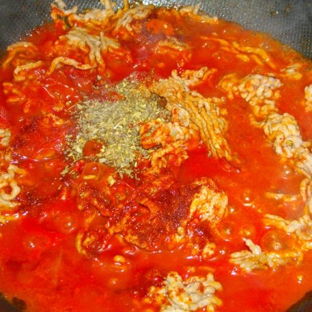 Krok 4 - Spaghetti z mięsem mielonym, papryką i ogórkami foto