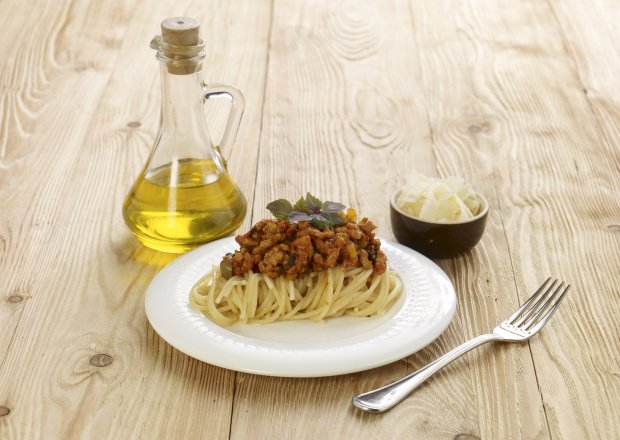 Fotografia przedstawiająca Spaghetti z mięsem mielonym, selerem naciowym i oliwkami