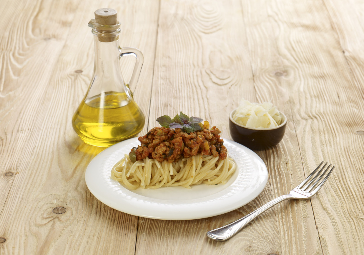 Spaghetti z mięsem mielonym, selerem naciowym i oliwkami  foto
