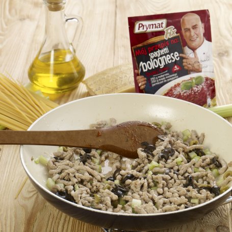 Krok 2 - Spaghetti z mięsem mielonym, selerem naciowym i oliwkami foto