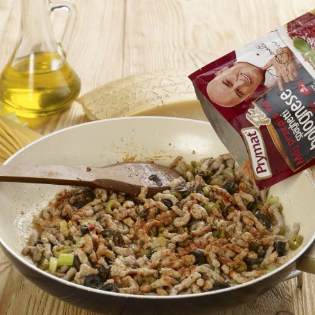 Krok 3 - Spaghetti z mięsem mielonym, selerem naciowym i oliwkami foto