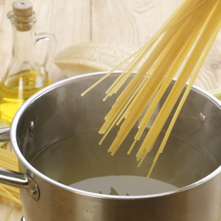 Krok 4 - Spaghetti z mięsem mielonym, selerem naciowym i oliwkami  foto