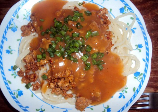 Fotografia przedstawiająca spaghetti z mięsem mielonym