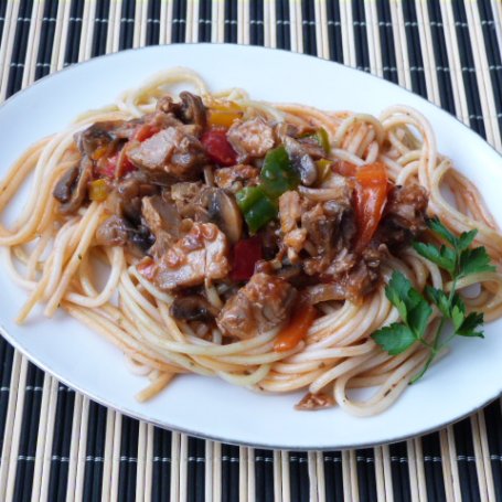 Krok 4 - Spaghetti z mięsem, pieczarkami, i papryką foto