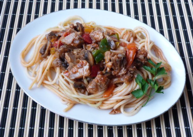 Fotografia przedstawiająca Spaghetti z mięsem, pieczarkami, i papryką