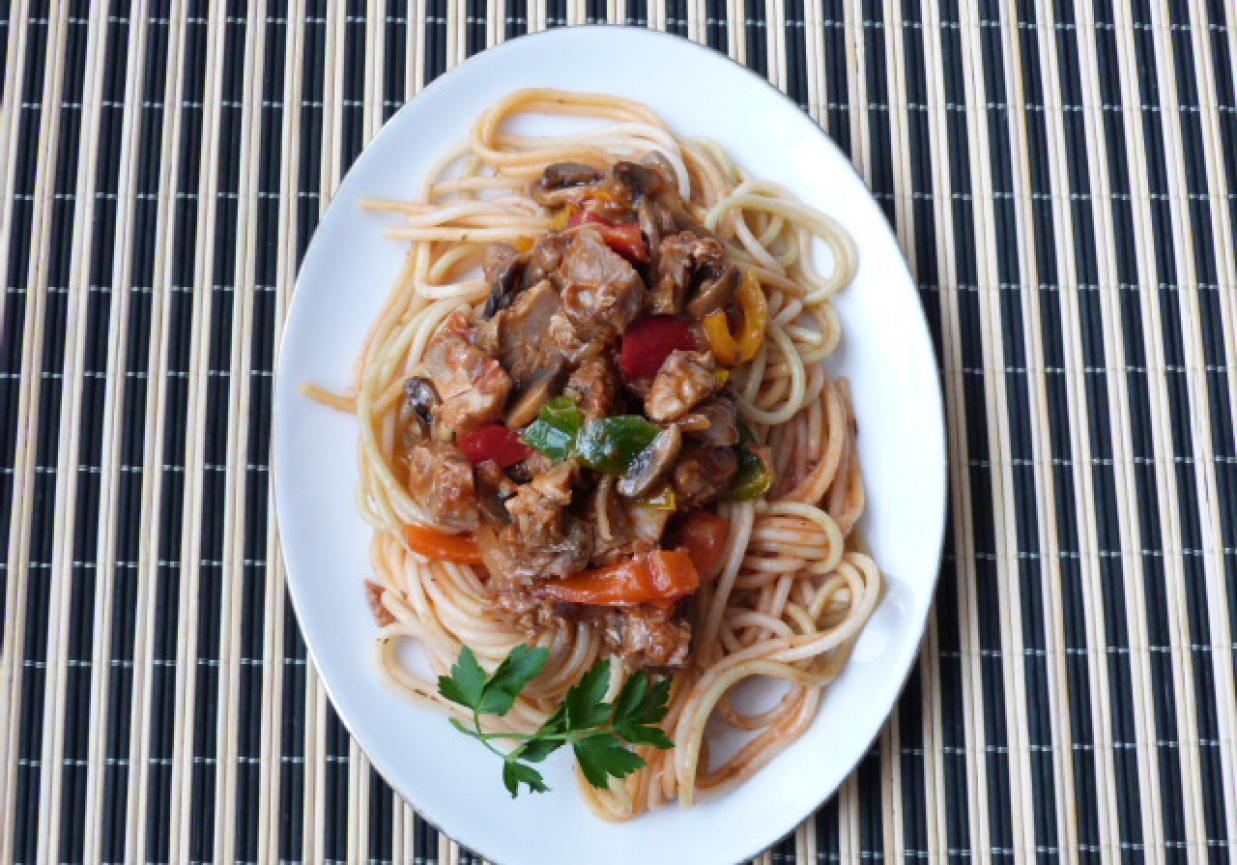 Spaghetti z mięsem, pieczarkami, i papryką foto