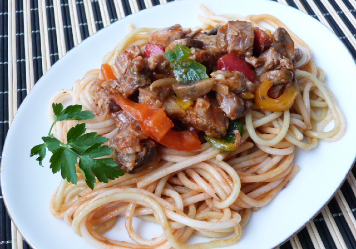 Spaghetti z mięsem, pieczarkami, i papryką foto