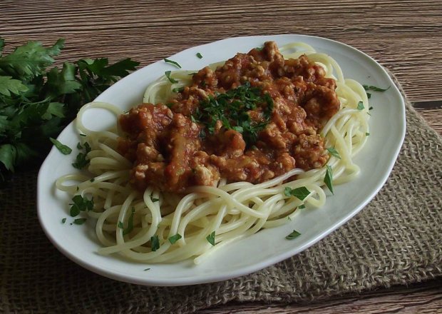 Fotografia przedstawiająca Spaghetti z mięsnym sosem cukiniowym na pomidorowo