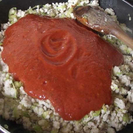Krok 5 - Spaghetti z mięsnym sosem cukiniowym na pomidorowo  foto