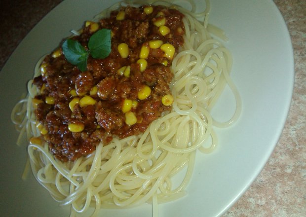 Fotografia przedstawiająca Spaghetti z mięsnym sosem i kukurydzą