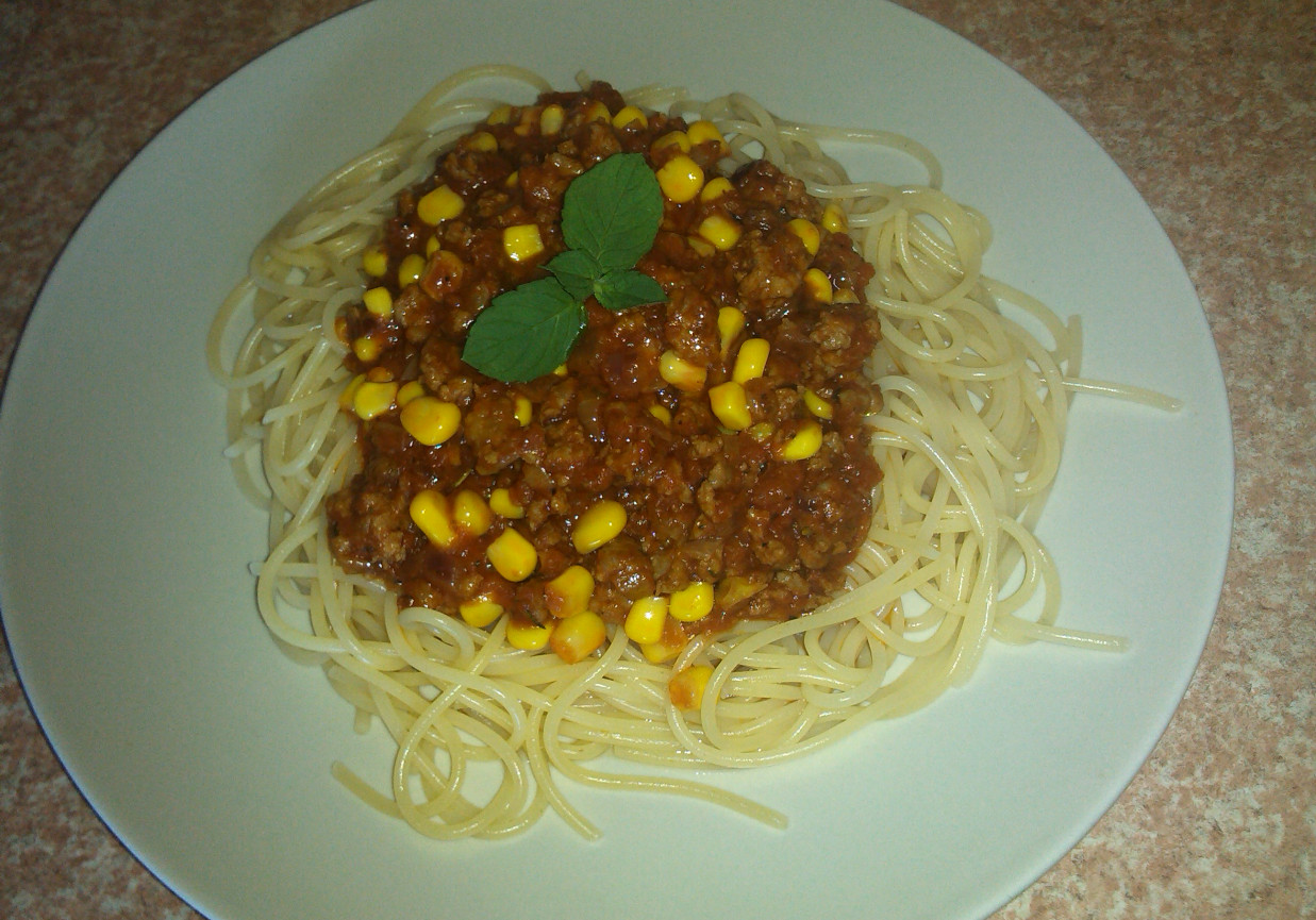 Spaghetti z mięsnym sosem i kukurydzą foto
