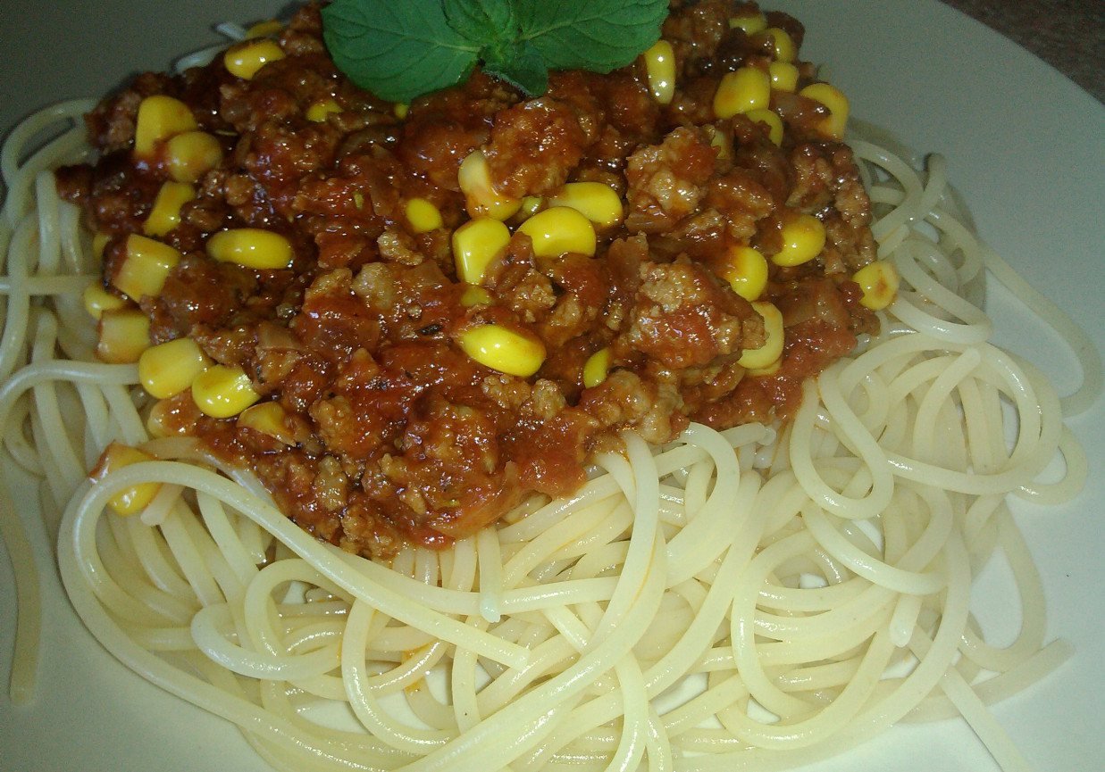 Spaghetti Z Mięsnym Sosem I Kukurydzą - DoradcaSmaku.pl