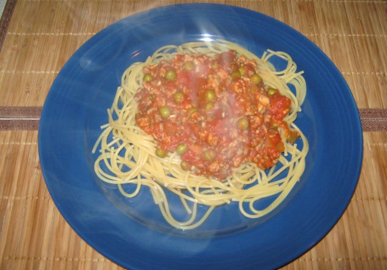 Spaghetti z mięsnym  sosem pomiodorowym i groszkiem foto