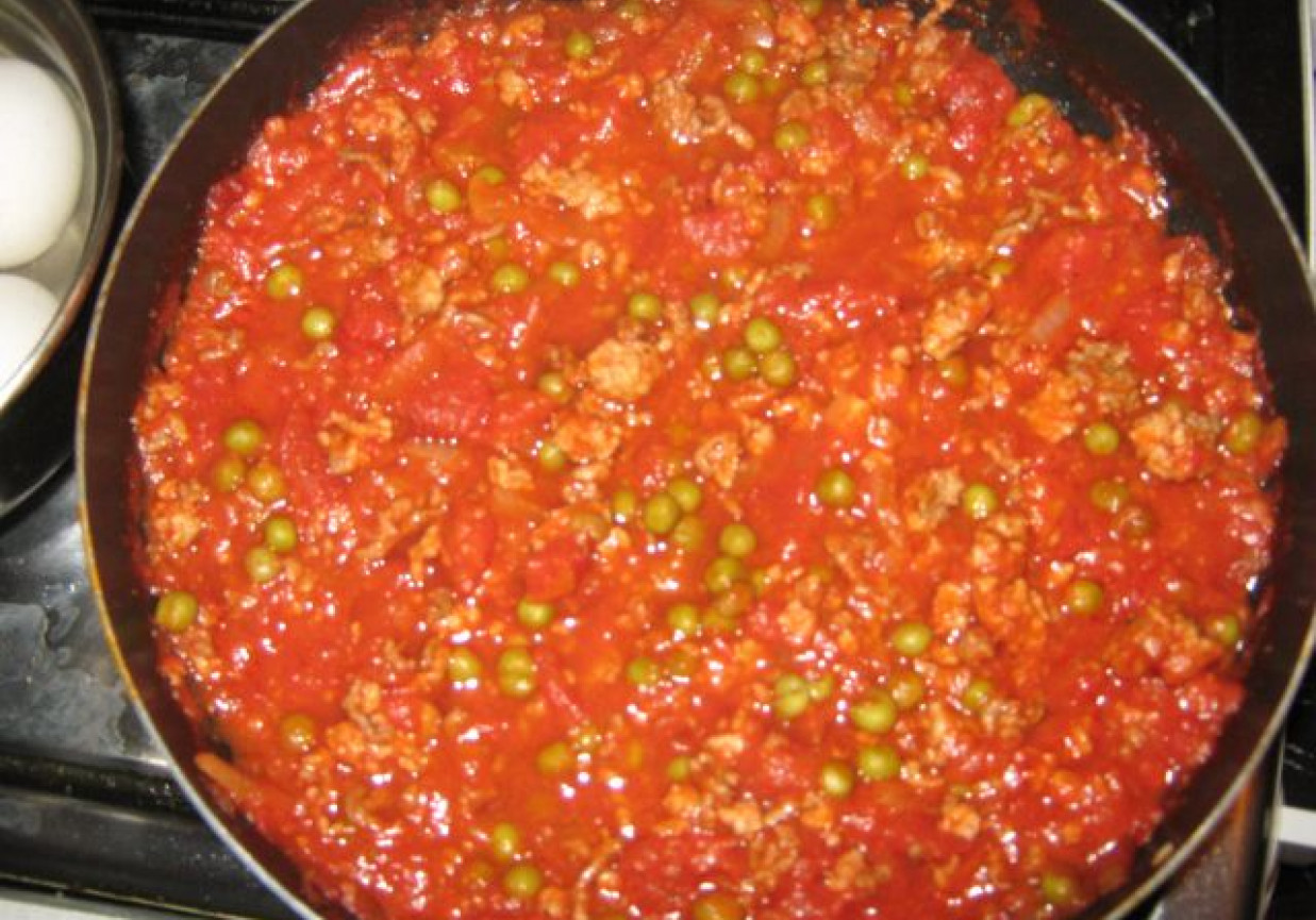 Spaghetti z mięsnym  sosem pomiodorowym i groszkiem foto
