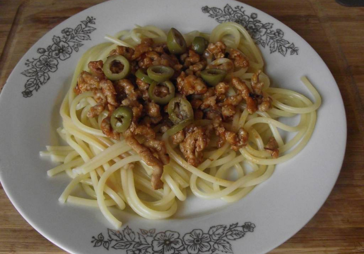 Spaghetti z mięsnym sosem z zielonymi oliwkami  foto