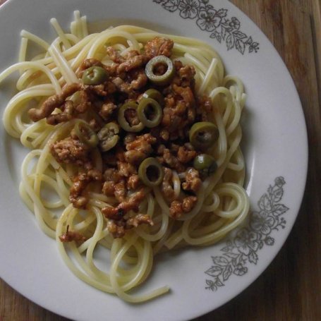 Krok 7 - Spaghetti z mięsnym sosem z zielonymi oliwkami  foto