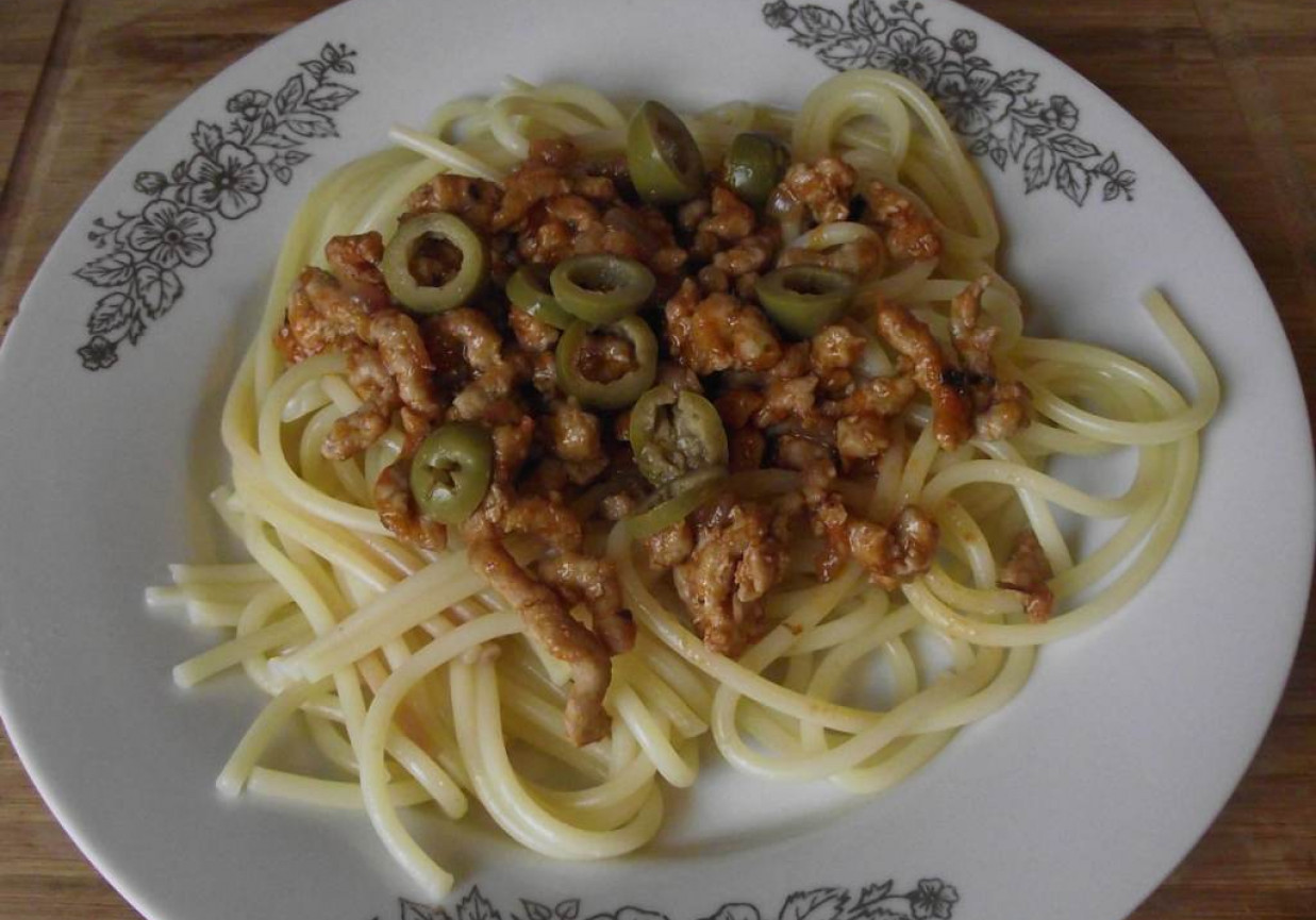 Spaghetti z mięsnym sosem z zielonymi oliwkami  foto